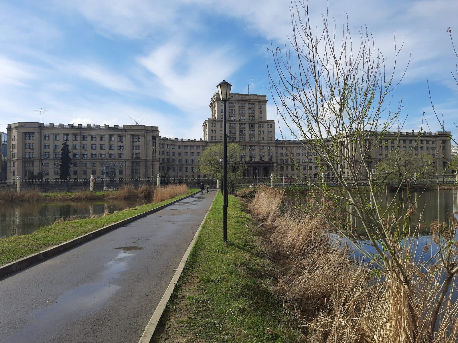 Главный учебный корпус МГТУ им. Баумана на берегу Яузы